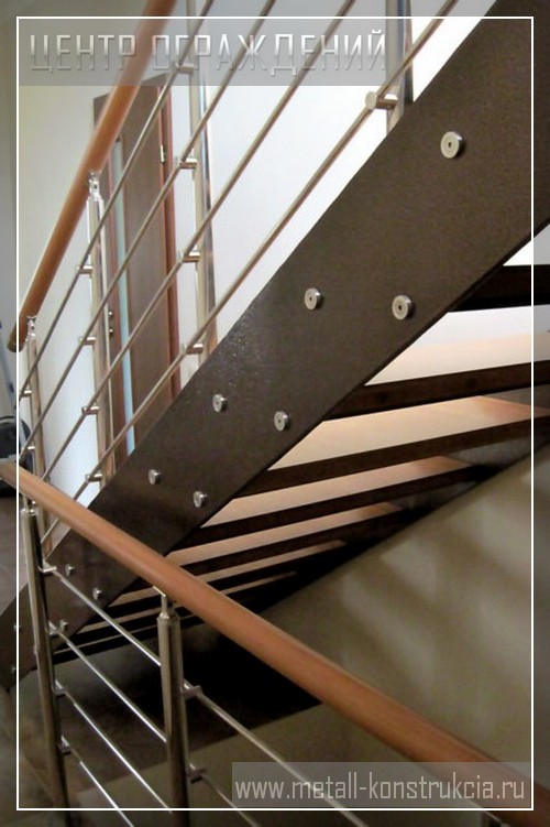 Металлическая лестница со ступенями